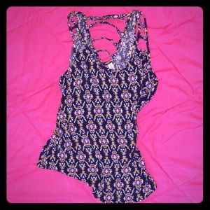 🦋pick 5/$25!  曆 SALE Fun, strappy tank!